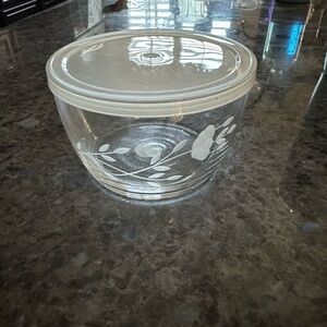 Princess House. Beautiful small Glass Heritage Bowl with plastic lid. New
